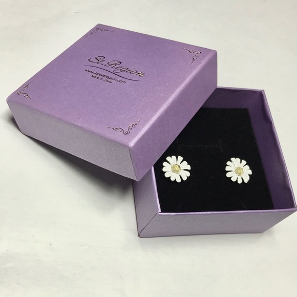 ⭐️HOST PICK⭐️ 18KT GOLD-PLATED Daisy Stud Earrings - Picture 10 of 12